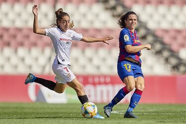Carmona, que debutó en Primera División en 2017 con 17 años, se ha convertido en uno de los pilares del primer equipo del Sevilla. La centrocampista sevillana ha experimentado un gran salto de nivel en los últimos años, coincidiendo con el título de subcampeona en el Europeo Sub-18, en el que brilló con goles de suma importancia. Con mucha calidad en sus botas, Carmona es la segunda futbolista del Sevilla con más minutos en la presente temporada, un hecho que la convierte en una de las jóvenes con más rodaje en la Primera Iberdrola. La futbolista hispalense, que lleva el fútbol en sus venas, con dos hermanos que también son futbolistas, se ha convertido en toda una referente para las generaciones futuras.