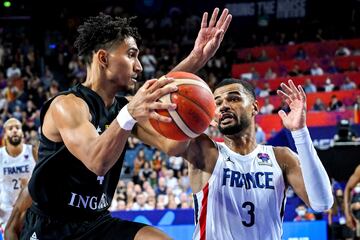 El alemán Maodo Lo es defendido por el francés Timothe Luwawu-Cabarrot.