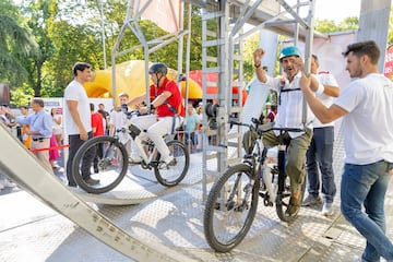 AS celebró la última etapa de La Vuelta 2024 con varias actividades en la ‘fan zone’. El público pudo montarse en un looping o participar en una competición de bicicletas estáticas y  poner a prueba sus conocimientos sobre La Vuelta con un juego de preguntas.