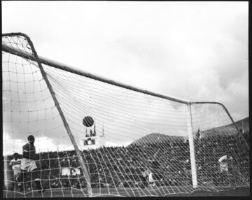 El 10 de agosto de 1938 se inauguró el Estadio Nemesio Camacho El Campín. Así se veía el estadio en la época del Dorado.