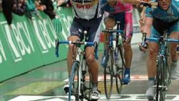 <B>BAJO LA LLUVIA.</b> El australiano se ha llevado la primera etapa en línea.