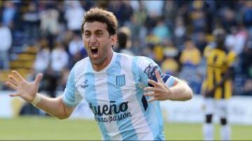 Diego Milito: Fue seleccionado argentino y después de un largo tiempo en Europa volvió al club de sus amores para brillar con goles. 