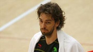 <b>Lesionado</b>. Pau Gasol se retira del entrenamiento con el dedo de su mano izquierda vendado.