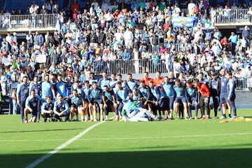 Los jugadores posan delante de la aficin.