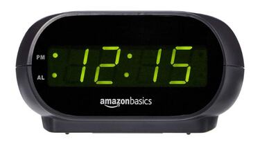 Con pantalla LED y luz nocturna: así es este reloj despertador digital Amazon Basics
