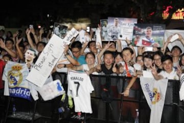 Seguidores del Real Madrid esperan con caretas de Cristiano Ronaldo y camisetas del club la llegada de sus ídolos.