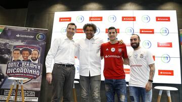 Felipe Mart&iacute;n, Benjam&iacute;n Zarandona, Carlos Ortiz y Ricardinho posan durante la presentaci&oacute;n del partido entre los Amigos de Ortiz y Benjam&iacute;n y los Amigos de Ricardinho para ayudar a fomentar el deporte en Guinea Ecuatorial.