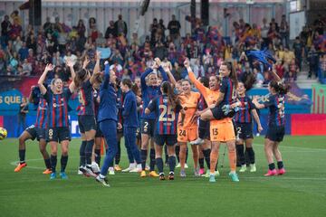 Las jugadoras del Barcelona celebran el cuarto título liguero consecutivo. 
