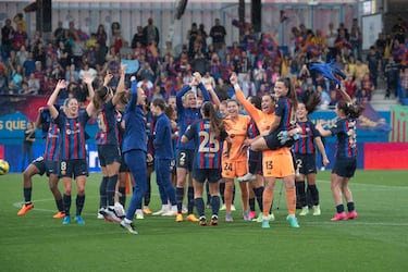 Las jugadoras del Barcelona celebran el cuarto título liguero consecutivo. 