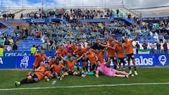 Los jugadores posan con su afición tras ganar en Huelva.