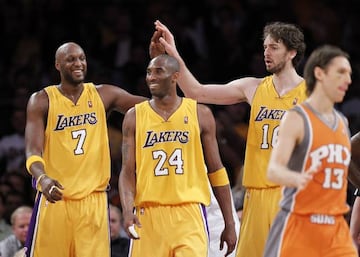 Lamar Odom saluda a Pau Gasol con Kobe Bryant en la escena, durante los playoffs de la NBA 2010 con Los Angeles Lakers