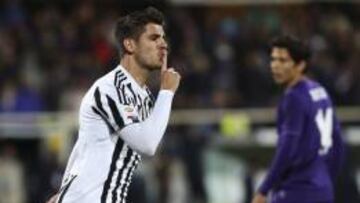 Morata manda callar a la grada fiorentina durante la celebración de su gol.