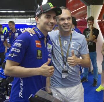 Andrés Iniesta visita los boxes de Yamaha y Honda
