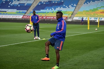 Avilés Hurtado calentando en Suwon en donde puede ser su primer partido con la Selección