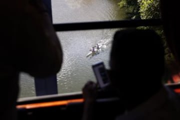 Los ganadores de esta edici¨®n, Bouz¨¢n y Fern¨¢ndez desde el tren.