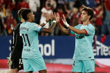 PAMPLONA, 03/09/2023.- Los jugadores del FC Barcelona Raphinha (i) y João Félix celebran su victoria al término del encuentro correspondiente a la cuarta jornada de primera división que disputan hoy domingo frente al FC Barcelona en el estadio de El Sadar, en Pamplona. EFE/ Jesus Diges
