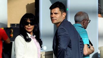 Javier Sánchez Santos, supuesto hijo de Julio Iglesias, con su madre, Maria Edite Santos, a su llegada al juzgado de Valencia por su demanda de paternidad sobre el cantante.