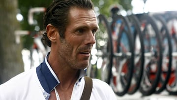 Mario Cipollini posa en una imagen de archivo en una visita a la caravana del Tour de Francia 2011.