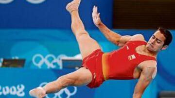 <b>LESIONADO. </b>Rafa Martínez actúa en el ejercicio de suelo, con el hombro izquierdo protegido.