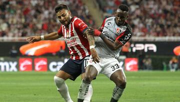 Alexis Vega y Julián Quiñones durante la vuelta de los cuartos de final que ganó Chivas.