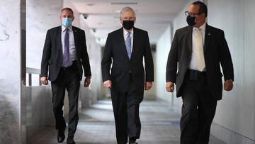 WASHINGTON, DC - 16 DE SEPTIEMBRE: El l&iacute;der de la mayor&iacute;a del Senado, Mitch McConnell (R-KY) (C), llega para un almuerzo del Senado republicano en el edificio de oficinas del Senado Hart en Capitol Hill el 16 de septiembre de 2020 en Washington, DC.