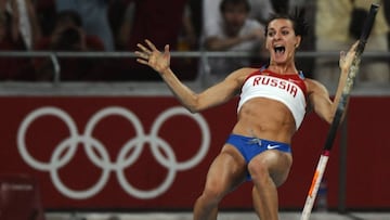 Yelena Isinbayeva celebra su récord del mundo durante los Juegos Olímpicos de Pekín.
