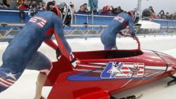 El mundo del bobsleigh se ha visto sorprendido por lña suspensión de dos años a Randal Jones por negarse a realizar un control antidopaje.