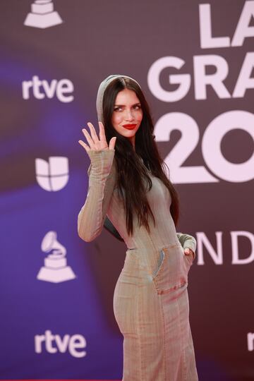 Zaira Nara posa durante el photocall previo a la gala de entrega de los Latin Grammy 2023, en el Palacio de Congresos de Sevilla.