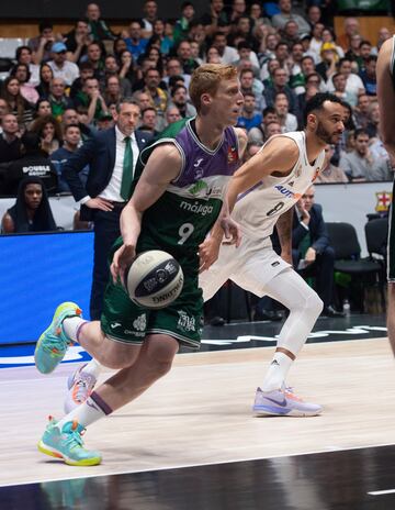 Alberto Díaz ante Adam Hanga durante el Real Madrid-Unicaja de la Copa de Badalona.