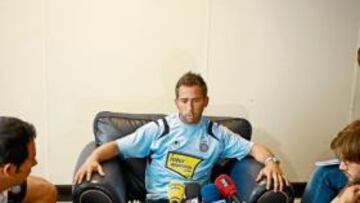 <b>SINCERO. </b>Raúl Tamudo atendió ayer a los medios de comunicación en el hotel del concentración del equipo en Holanda.