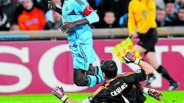 <b>CLARÍSIMO. </b>Casillas sale muy precipitado y arrolla a Niang cuando se marchaba en velocidad.