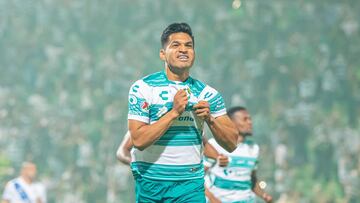 Eduardo Aguirre durante un partido con Santos