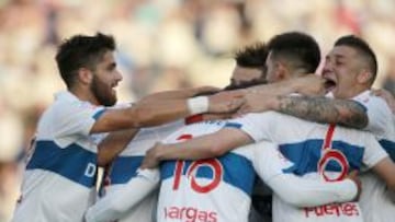 El jugador de Universidad Catolica Jeisson Vargas, centro, celebra su gol contra San Marcos de Arica durante el partido de primera division en el estadio San Carlos de Apoquindo.