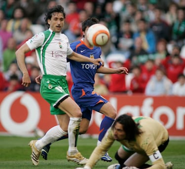 Tras su paso por el Barcelona, en 1993, fichó por el Racing de Santander, equipo en el que jugó hasta 1996. Posteriormente, al final de su carrera, volvería al equipo cántabro entre 2006-2007.