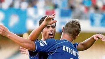 <b>POR TODO LO ALTO. </b>Redondo y Antoñito se abrazan celebrando el gol de la victoria azulina, obra de Antoñito.0