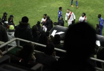 Paco Jémez y Lass Bangoura estuvieron a punto de llegar a las manos en el partido de Copa del Rey entre Rayo y Getafe. Todo ocurrió en el minuto 69, cuando Jémez decidió sustituir a Lass en lugar de Adrián Embarba. Al guineano no le gustó el cambio y le dijo algo a Jémez, además de pegarle un puñetazo al banquillo. Paco le indicó el camino de los vestuarios y Lass reaccionó de forma violenta. La seguridad privada del estadio y los jugadores rayistas tuvieron que intervenir para que el asunto no fuera a mayores.