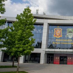 Los jugadores de España comen en una mesa de 13 y otra de 12