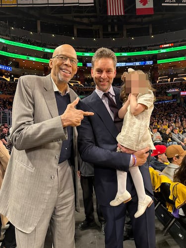 Kareem Abdul-Jabbar y Pau durante la ceremonia de retirada del dorsal de Gasol.