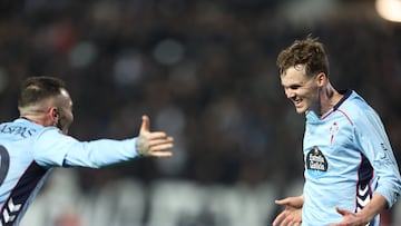 Williot Swedberg celebra con Iago Aspas el segundo tanto del Celta ante el PAOK en el Estadio Tumba de Salónica, en Grecia.