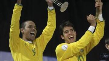 <strong>GALARDONES.</strong> Luis Fabiano recibió la Bota de Oro que le acredita como máximo goleador de la Confecup y Kaká el Balón de Oro que le reconoce como mejor jugador del torneo.