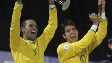 <strong>GALARDONES.</strong> Luis Fabiano recibió la Bota de Oro que le acredita como máximo goleador de la Confecup y Kaká el Balón de Oro que le reconoce como mejor jugador del torneo.