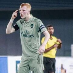 Increíble: un central que debuta como portero en el Arsenal