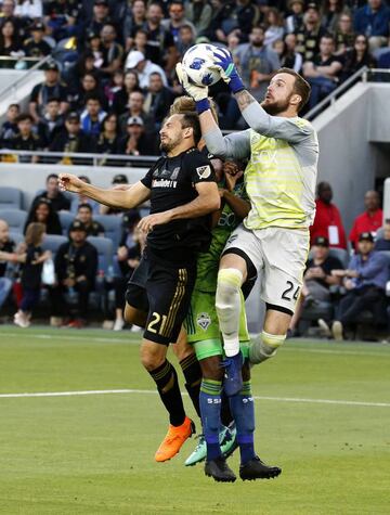 Momento del impacto entre Marco Ureña y Stefan Frei en el partido entre Los Ángeles FC y Seattle Sounders.