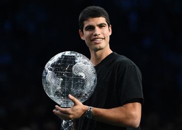 El actual monarca, el cuarto español y el más joven de la historia llegó al trono el 12 de septiembre de 2022, con 19 años, cuatro meses y siete días. En el Masters 1.000 de París, recibió el globo dorado que le acredita como el mejor tenista del momento o, al menos, el más regular. Pese a tener que retirarse en París por una lesión abdominal que también le impidió jugar en las Nitto ATP Finals, Alcaraz logró asegurarse terminar el año 2022 como número uno del mundo después de que Nadal y Tsitsipas no lograsen ganar los partidos necesarios para arrebatarle el liderato. Un número uno que Alcaraz retendrá por lo menos hasta la próxima United Cup y que, en función de los resultados de las ATP Finals y de este torneo, podría conservar también hasta el inicio del Open de Australia 2023 el próximo 16 de enero, por lo que podría permanecer en la cima durante al menos 19 semanas de forma consecutiva.