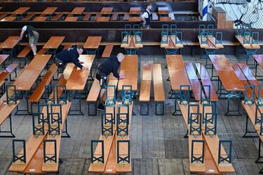 Los trabajadores preparan la carpa, el día de la inauguración oficial del 190º Oktoberfest, el festival de cerveza más grande del mundo en Múnich.