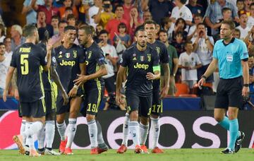 La desolación de Cristiano Ronaldo tras ver la tarjeta roja. 