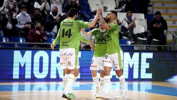 Jugadores del Palma Futsal celebran su victoria ante el C&oacute;rdoba.