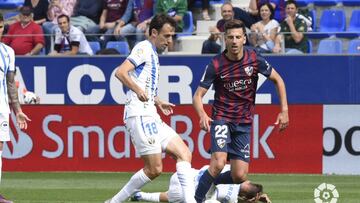 Juan Carlos disputa un balón en el Huesca-Leganés.