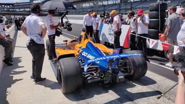 Una rueda pinchada deja a Alonso muy atrás en Indy