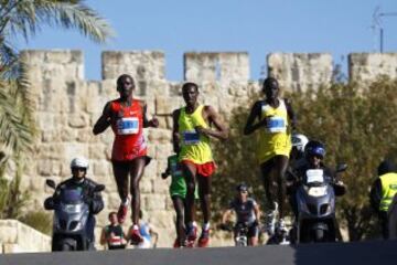 Unos 20.000 corredores tomaron parte en el evento deportivo anual el viernes, que incluye pistas de maratón completo y medio, pasando a través de una sección de la Ciudad Vieja, uno de los sitios más conocidos de Jerusalén.